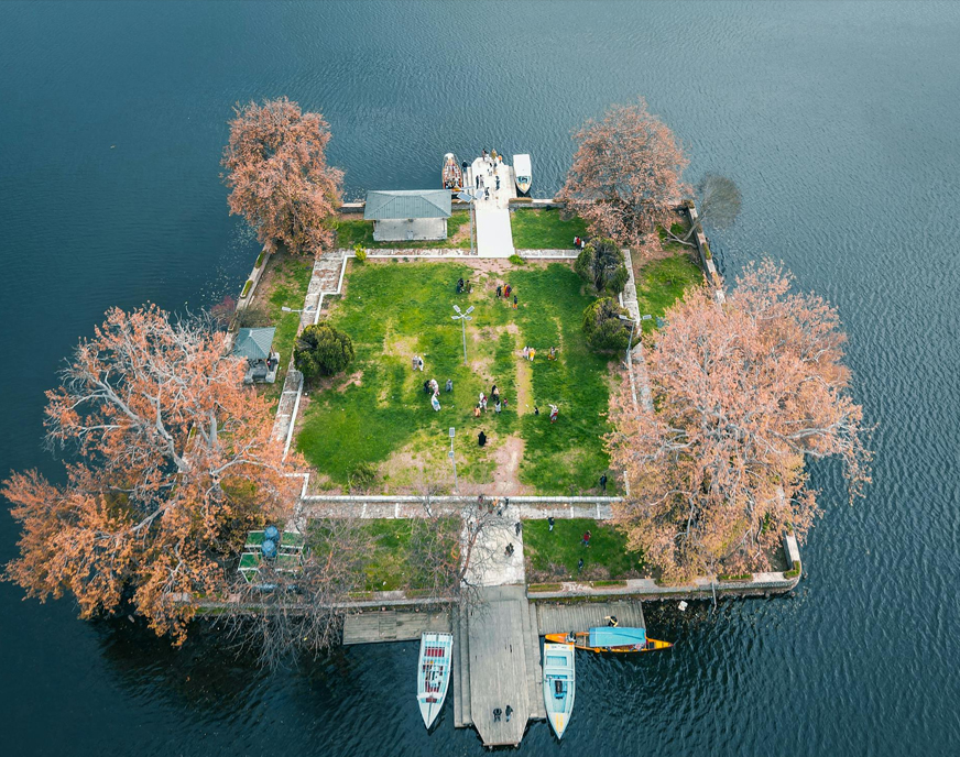 Famouse Tourist Attractions In Kashmir